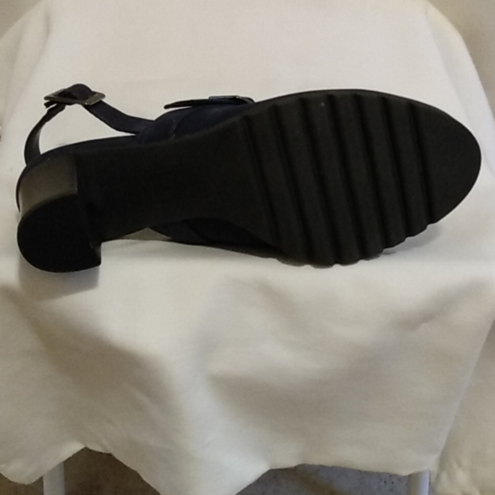Shoes - Picture 3 of 4